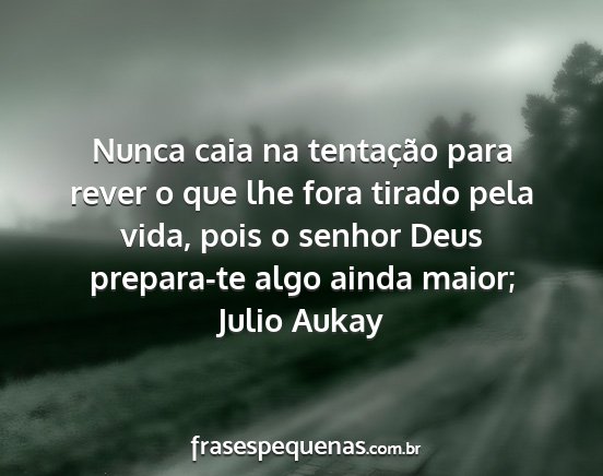 Julio Aukay - Nunca caia na tentação para rever o que lhe...