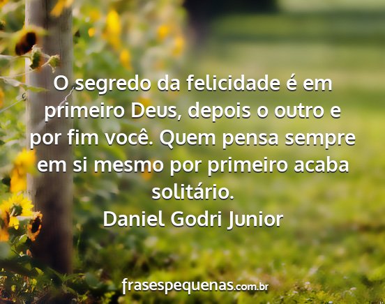 Daniel Godri Junior - O segredo da felicidade é em primeiro Deus,...